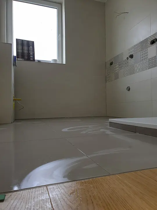 Helles Badezimmer mit großformatigen Fliesen