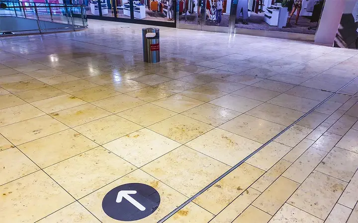 Sanierung einer großflächigen Bodenfläche im Einkaufszentrum in Leverkusen.