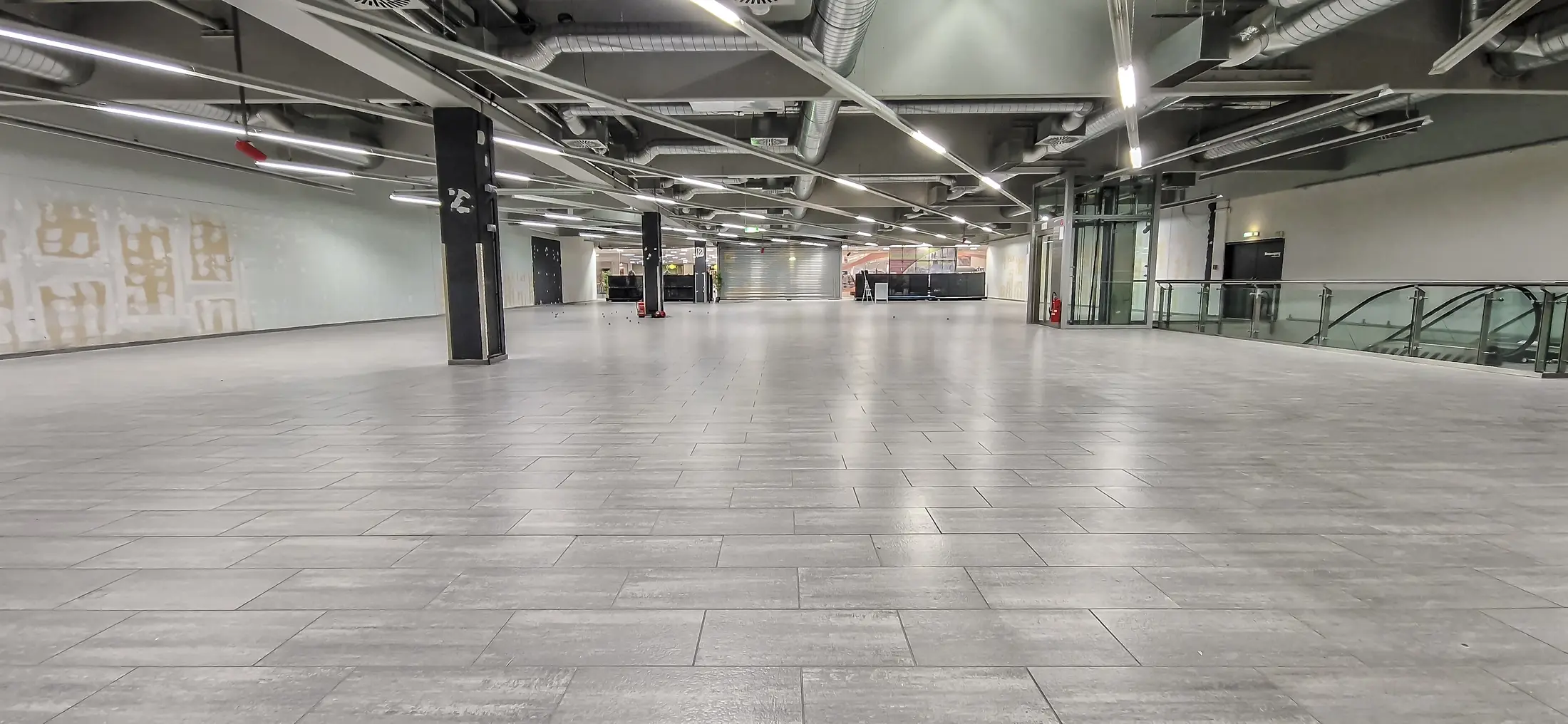 Großflächig verlegter Boden in einem fertiggestellten Gewerbeobjekt
